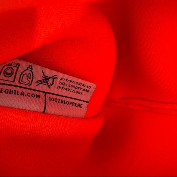 Leghila Italy Neoprene Red Diamond Pattern Crossbody Bag Silver chain strap - Picture 13 of 14